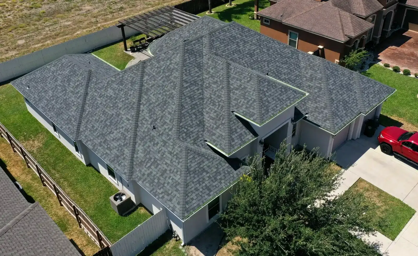 Techo nuevo de tejas de asfalto arquitectónicas instalado por Texas Contractors en el Valle del Río Grande