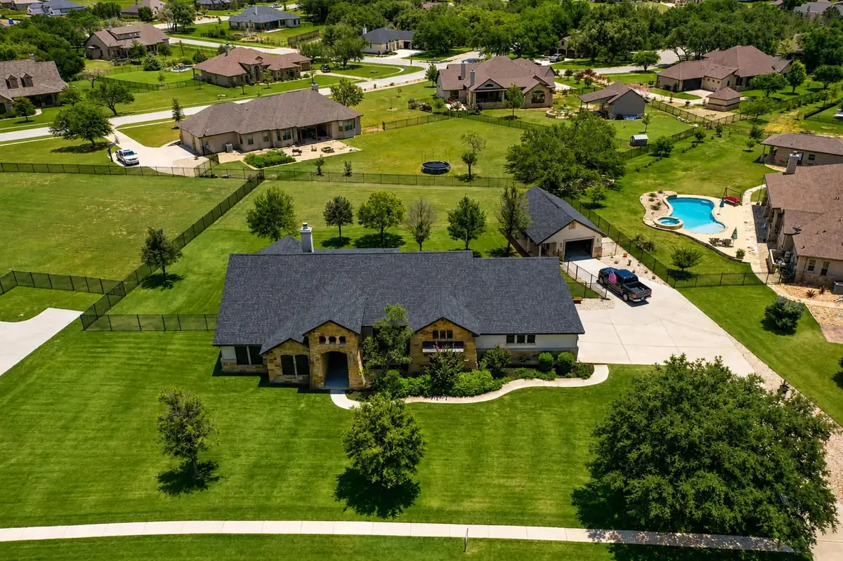 Techo terminado en una casa grande del Valle del Río Grande por Texas Contractors