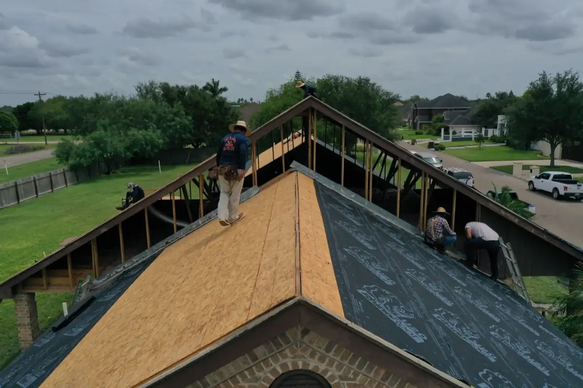 Equipo de Texas Contractors reemplazando la cubierta y la base del techo durante un reemplazo completo en el Valle del Río Grande