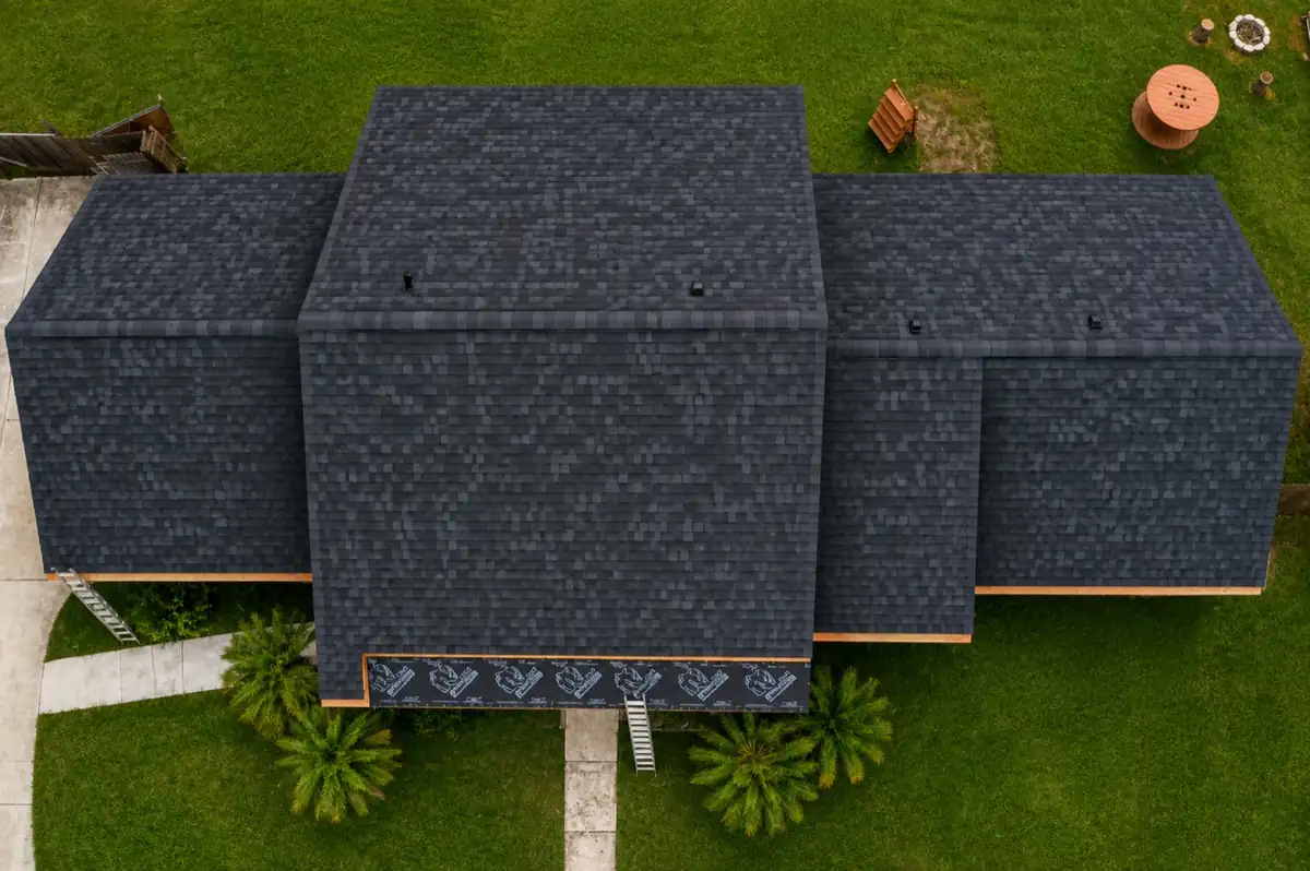 Vista de dron de un techo nuevo de tejas de asfalto arquitectónicas color carbón en una casa del Valle del Río Grande