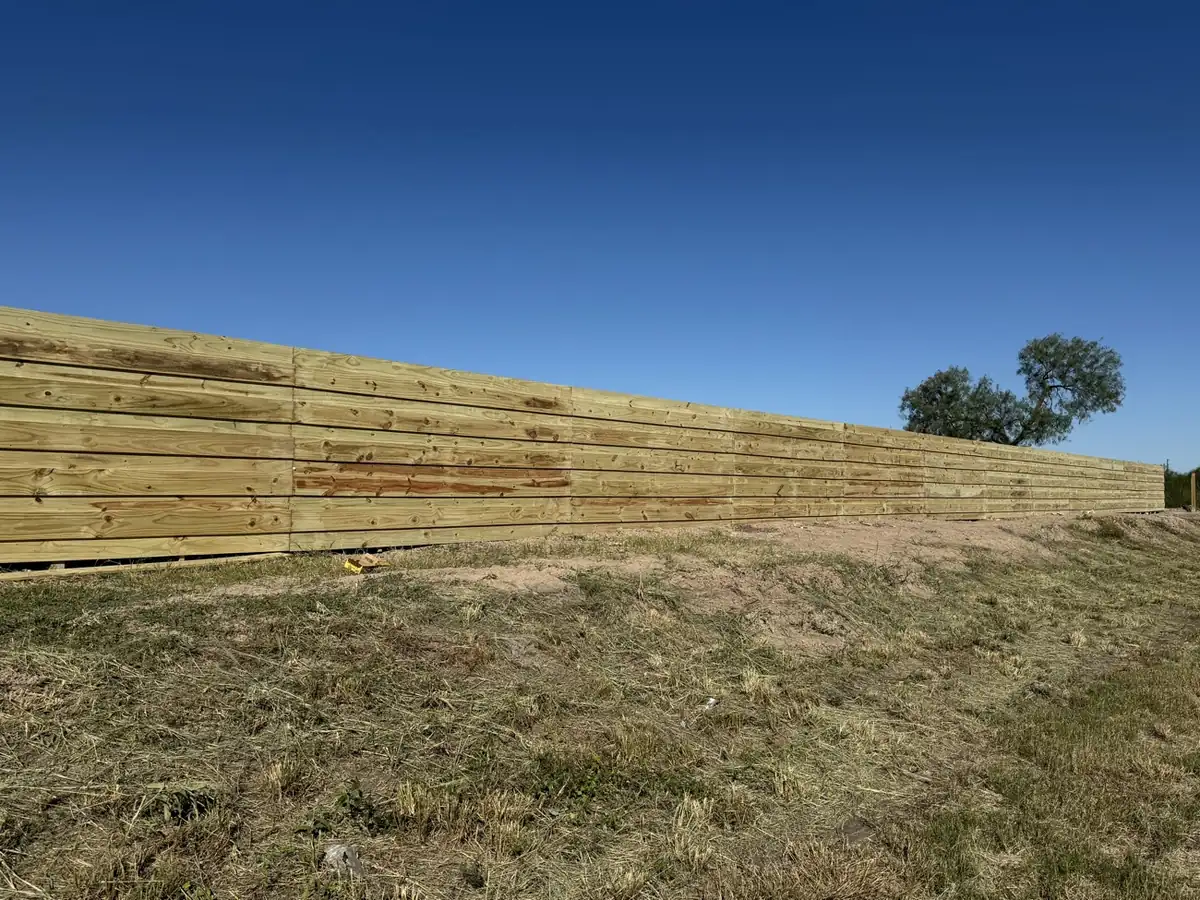 Cerca larga horizontal de privacidad de madera instalada en una propiedad rural del Valle del Río Grande