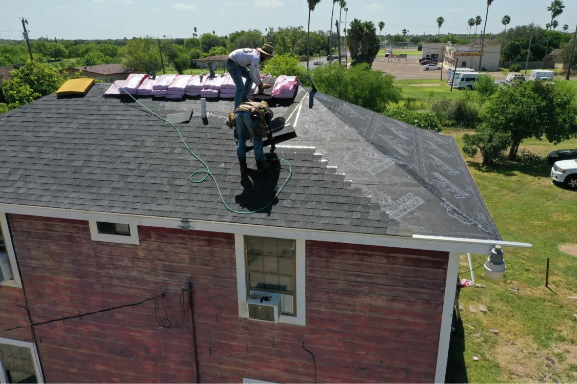 Equipo instalando un techo nuevo en una casa en Mission