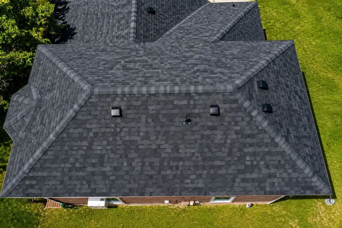 Vista de dron del reemplazo de techo terminado con tejas de asfalto arquitectónicas color carbón en Mission, Texas