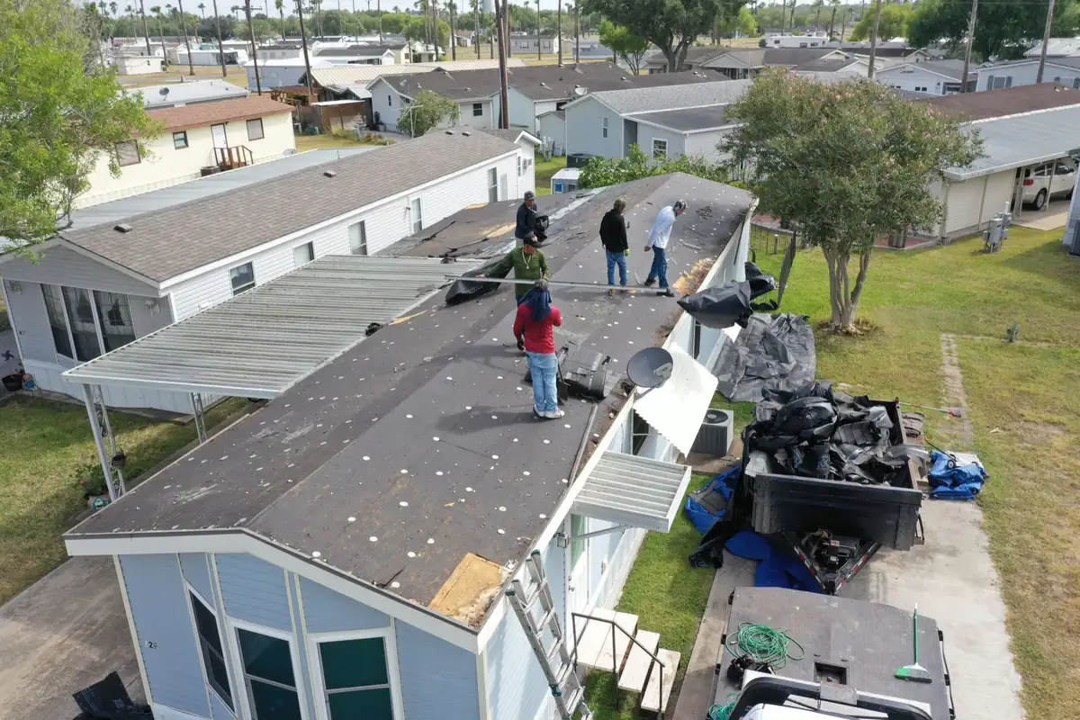 Equipo de Texas Contractors retirando el techo viejo de una casa móvil en el Valle del Río Grande